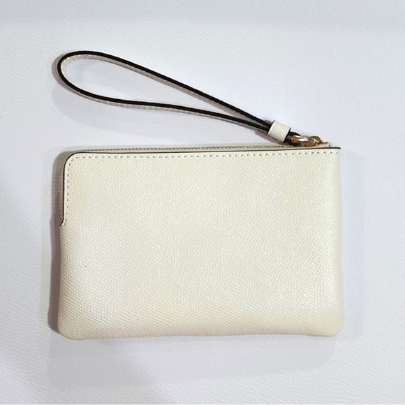 Sold COACH CORNER ZIP WRISTLET - Picture 2 of 4